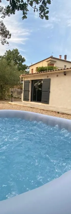 Appartement de charme avec jaccusi，位于Vézénobres的酒店