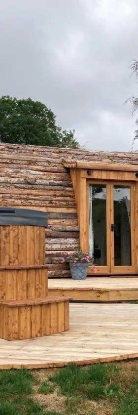 Delor - Bryntalch Glamping Pods，位于蒙哥马利的酒店