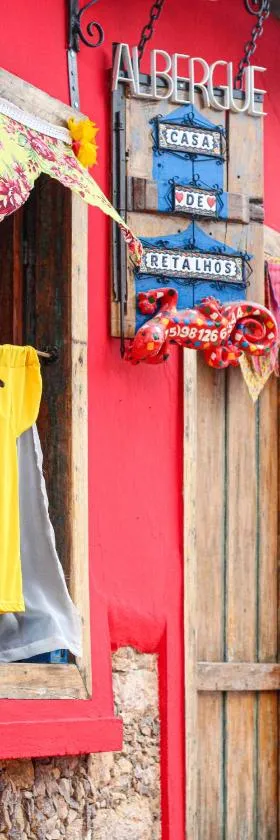 CASA DE RETALHOS Boutique Albergue, casaril histórico, com 5 suítes individuais e cozinha coletiva, no coração da vila de Igatu-Ba, que preserva fortes traços culturais da época do garimpo, venha viver uma experiência única!，位于伊加图的酒店