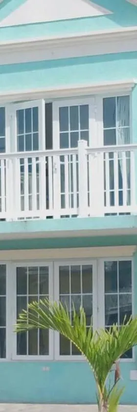 Townhouse by The Bay, Little Bay Country Club ,Negril，位于Orange Bay的酒店
