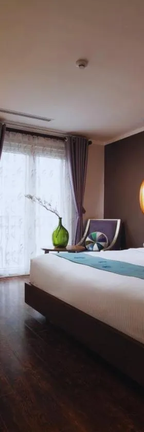Hotel Emerald Waters Classy，位于河内的酒店