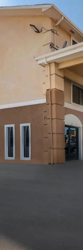 Red Roof Inn & Suites Denton，位于丹顿的酒店