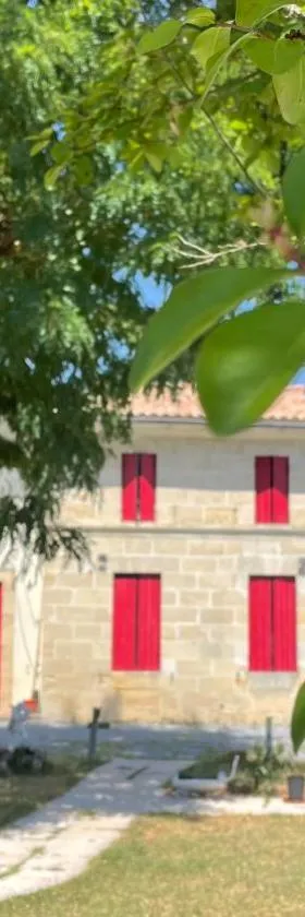 Aux abris des vents d'anges，位于Les Artigues-de-Lussac的酒店