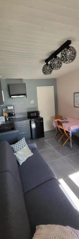Logement proche de Bordeaux, route des Châteaux，位于Ludon-Médoc的酒店