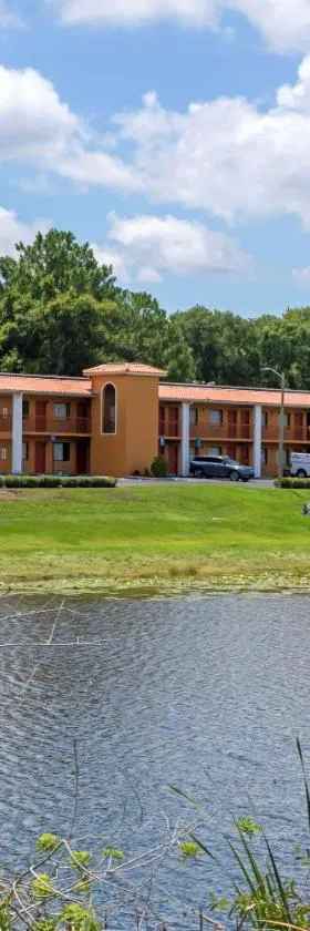 Quality Inn & Suites Mt Dora North，位于芒特多拉的酒店