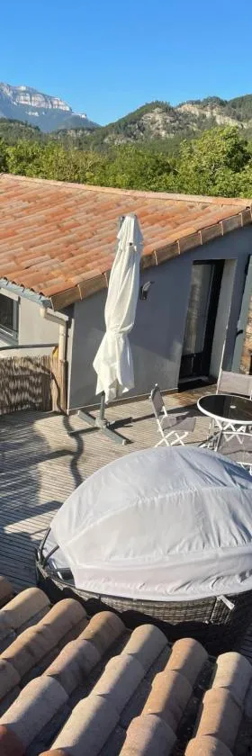 Sublime studio de caractère ,50 m2 climatisé .，位于Montlaur-en-Diois的酒店