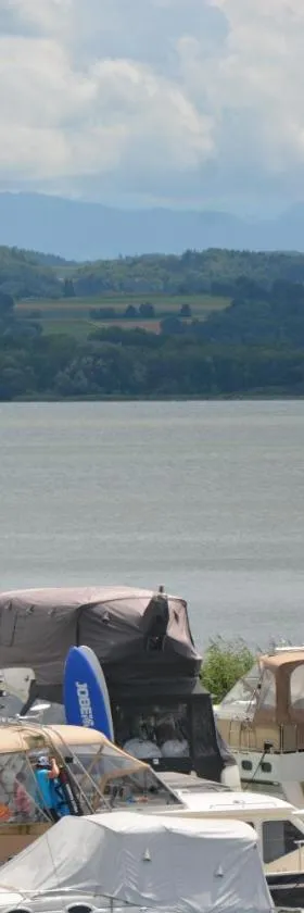 Leben im Hafen am idyllischen Murtensee，位于Guévaux的酒店