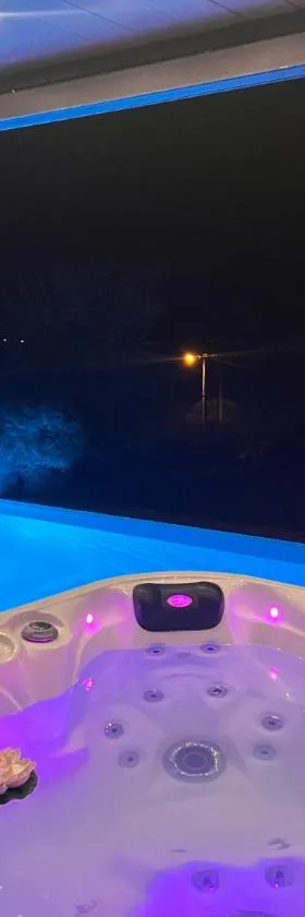 Suite romantique Le temps d'un Instant Loveroom Hammam jacuzzi piscine，位于Villeneuve的酒店