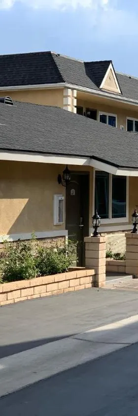 Walnut Inn & Suites West Covina，位于西科维纳的酒店
