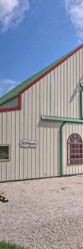 Renovated Bunkhouse on 12-Acre Horse Farm!，位于Perrysville的酒店