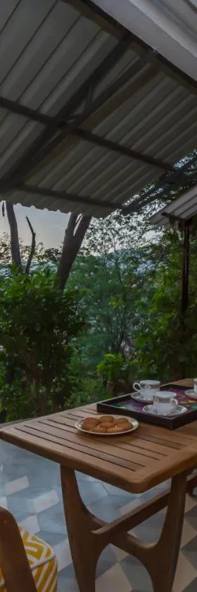 SaffronStays Inverlochy, Lonavala - Charming Villa In Peaceful & Quiet Surroundings, Jacuzzi，位于加尔利的酒店