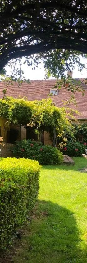 LE DOMAINE DU PETIT TERTRE - SPA EN EXTERIEUR，位于Saint-Jean-dʼAssé的酒店