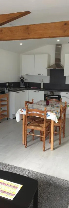 Les Rochettes, joli appartement, tout neuf, calme et paisible，位于Saint-Gervais-dʼAuvergne的酒店