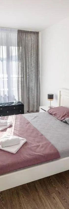Bright Modern Holiday Home With Postcard Lake View，位于普卢日内的酒店