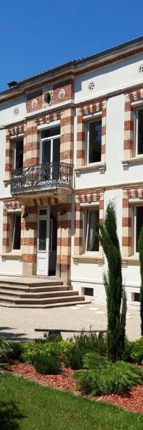 2 chambres indépendantes dans Maison de maitre，位于Carmaux的酒店