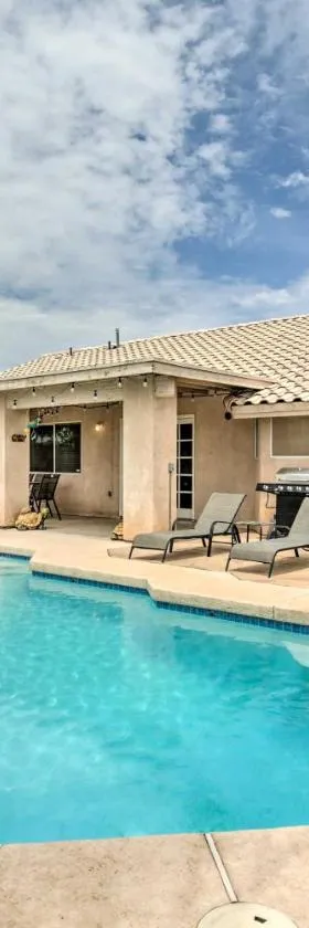 Sunny Yuma Retreat with Private Pool and Grill!，位于优马的酒店