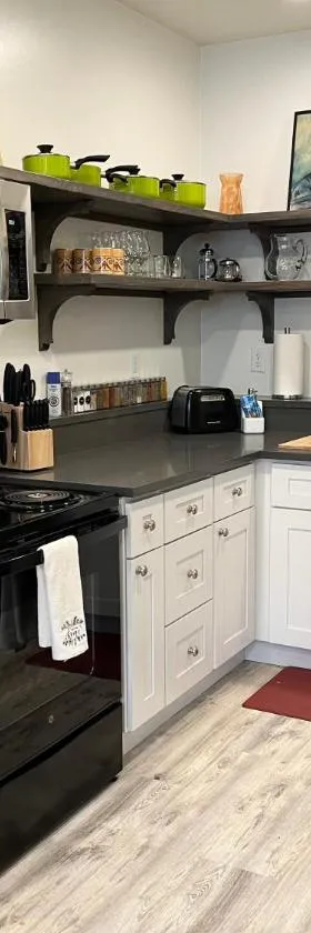 Cute 1 bedroom Ohana 10 miles from Eugene，位于克雷斯韦尔的酒店