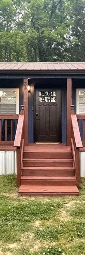 Cozy tiny home cabin in Eva, TN，位于Eva的酒店