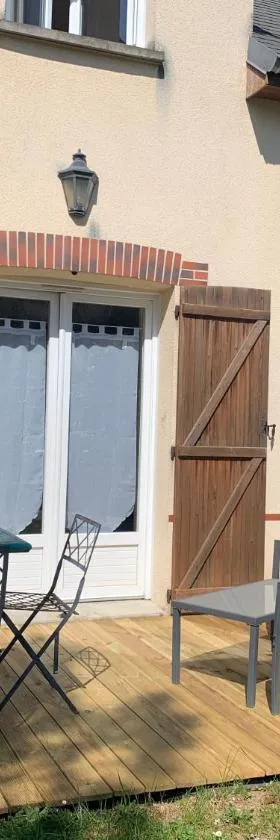 Cottage avec terrasse Domaine golf de Limère prox Orléans，位于埃尔顿的酒店