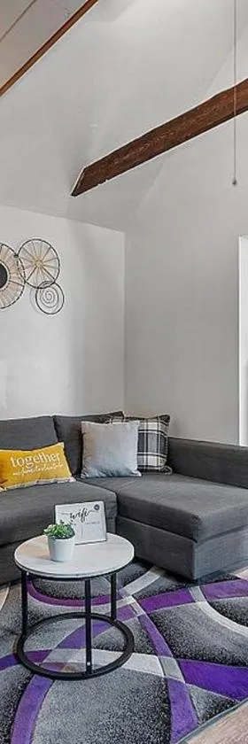 NEW!! Lovely unit w/ PRIVATE Hot Tub and patio!，位于拉科尼亚的酒店