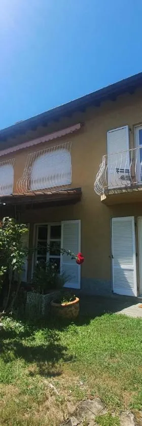 Golden Hill - Big rooms with Kitchen and Garden，位于Collina d'Oro的酒店