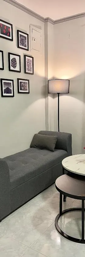 Modern Vacation Home Apartelle Near Centro，位于Iriga的酒店