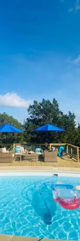 Cottage with Hot Tub and Pool Bandera, TX.，位于班德拉的酒店