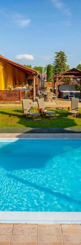 Fiesta Balaton Villa，位于巴拉顿扎佐的酒店