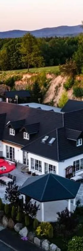 Dwór Skalny Apartamenty, Pokoje i Restauracja Karczma Skalna，位于米尔科的酒店