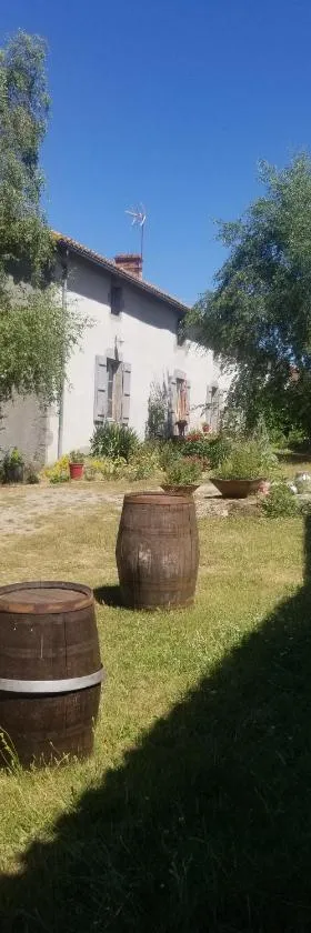 Chambres et gîte dans un lieu calme et champêtre Gourgé Les Grippeaux proche Parthenay，位于Gourgé的酒店