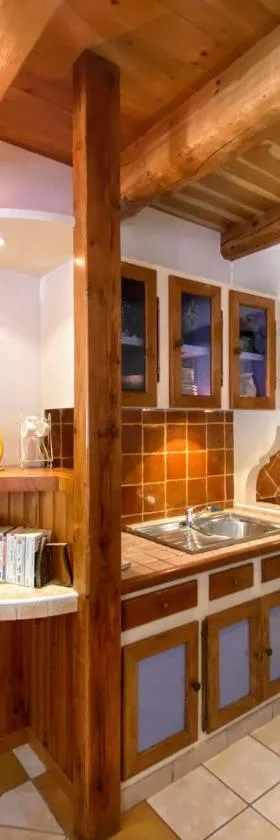 Appartement 4 pers plein centre ville, wifi, balcon，位于Laragne的酒店