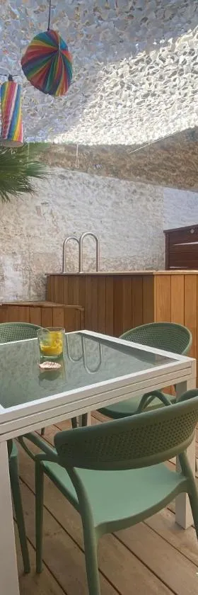 Charentaise 6-8 personnes avec piscine，位于托奈夏朗德的酒店