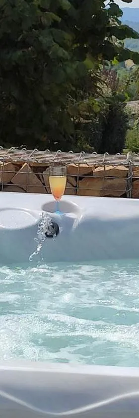 Campagne et Jacuzzi ... c'est cosy le Bumble Bee !，位于Panossas的酒店