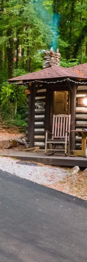 Log Cabin Motor Court，位于阿什维尔的酒店