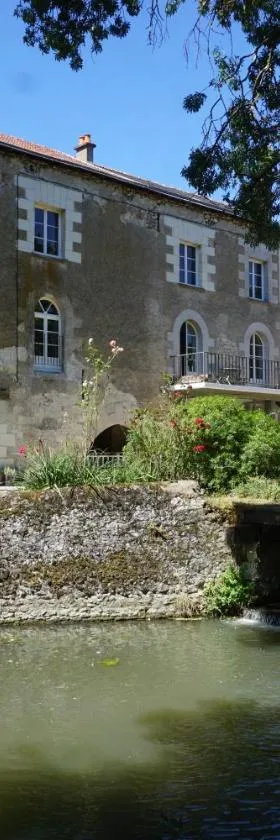 Le Moulin de Moquesouris - Chambres d'hôtes et table d'hôte，位于Nazelles的酒店