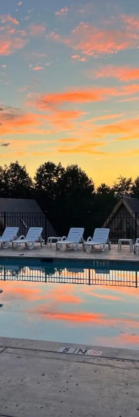 SKYLARANNA Resort & SPA，位于亨德森维尔的酒店