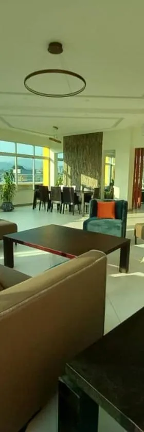 Penthouse au coeur de Yaoundé Quartier Bastos，位于雅温得的酒店