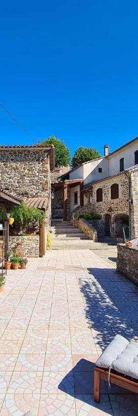 Mes Maisons Gardoises, Two Gites sleeping 13 with Two Private pools, Kids Room, Laundry, Disco, free WiFi, Linen and Dog's are Welcome，位于Gagnières的酒店