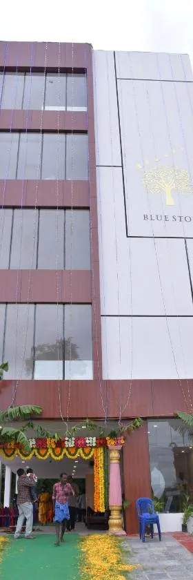 Hotel Bluestone，位于斯里卡拉哈斯蒂的酒店
