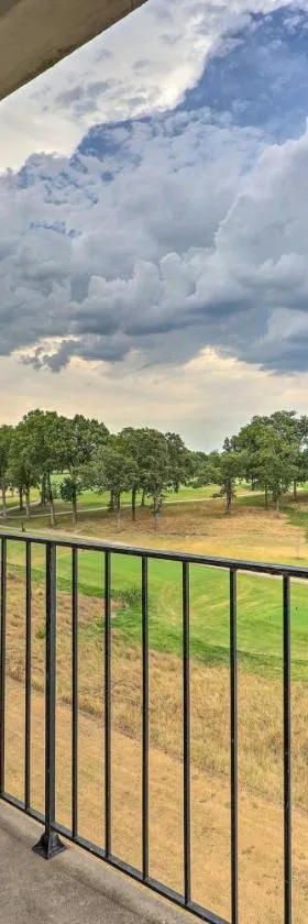 Golf Course and Lake Views Cozy Afton Condo!，位于Afton的酒店