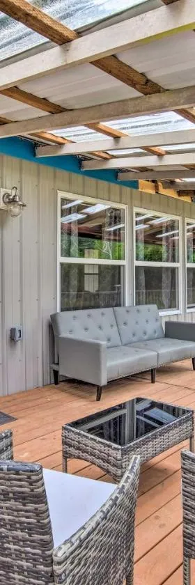 Cozy North Bend Getaway Near Dunes and Ocean!，位于Lakeside的酒店
