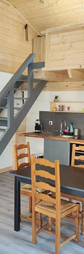 Petit Coin de Bonheur studio Neuf climatisé avec terrasse et parking privé à 5mins du Centre-ville，位于拉米尔的酒店