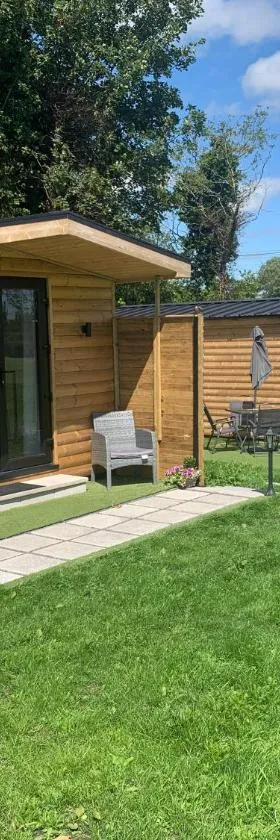 Mourne Meadow Cabins- Foxes Den，位于卡斯尔韦伦的酒店
