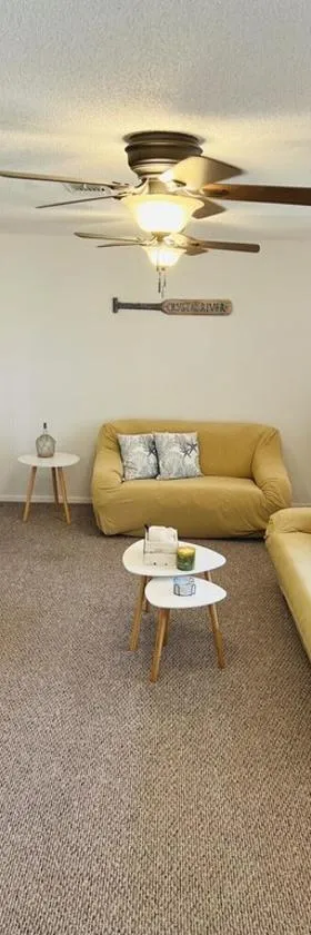 House of Shells, beautiful garden, fenced yard, dog friendly, fire pit!，位于克里斯特尔里弗的酒店