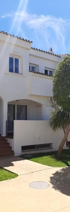 Hochwertiges Haus in wunderschöner Golf Anlage am Meer，位于罗塔的酒店