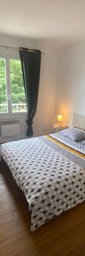Fabuleux T3 de 85 m2, situé au calme avec grand parking gratuit privé ,Fibre wifi，位于圣戈当的酒店
