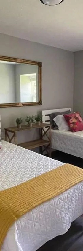 The Deannie Apt #6 - Simple and Homey 2bd w/ WiFi，位于Hamilton的酒店