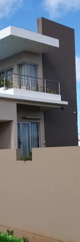 ISLAND RESIDENCE Plaisance - Mauritius - Villa with Private Pool - 15718，位于普兰马尼恩的酒店
