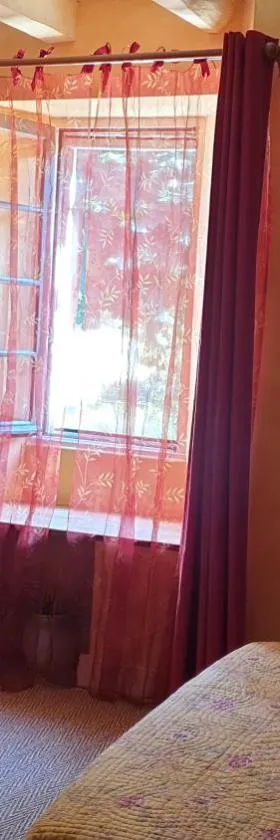 La Maison prés du ruisseau Chambre jaune，位于Fenioux的酒店