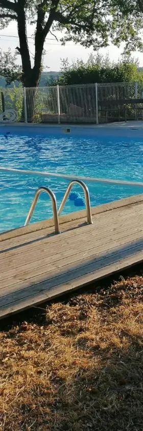 3-Gîte 4 personnes avec piscine，位于Saint-Aubin-de-Nabirat的酒店